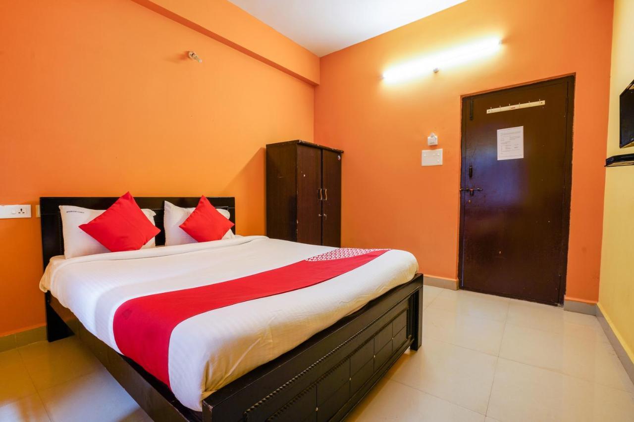 Oyo 70286 Svr Grand Hotel Hyderabad Bagian luar foto