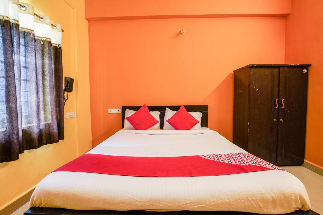 Oyo 70286 Svr Grand Hotel Hyderabad Bagian luar foto